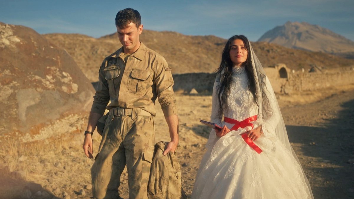 er_hamdulah's tweet image. Yine Doğu'da çekilen, saçma sapan bir töre dizisi piyasaya sürülecekmiş, bugün denk geldim.

Sizin aptalca senaryolarla uydurduğunuz gibi bir hayat yok bu topraklarda. İlkokul müsameresinden hallice şive rolleriniz de iğrenç ötesi.

Doğu insanını aşağıladığınız yetti gayrı.