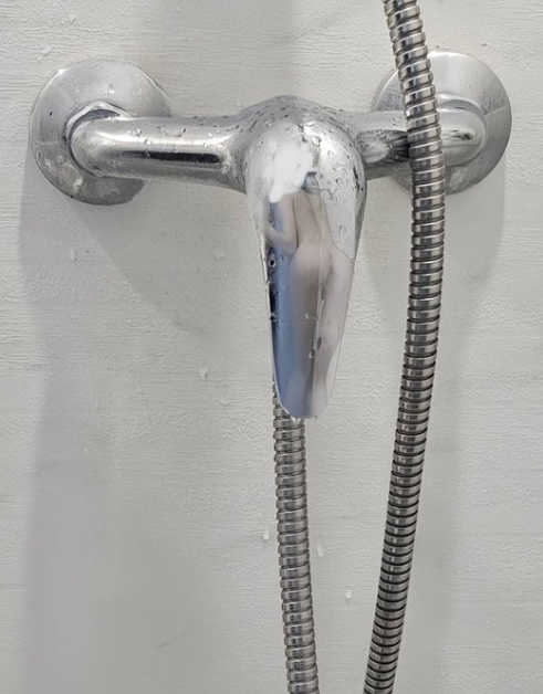 晚上洗澡的正确打开方式
热水一开，一周疲惫全冲走
今晚的主角它比我还烫 还要自己吹头发，难受