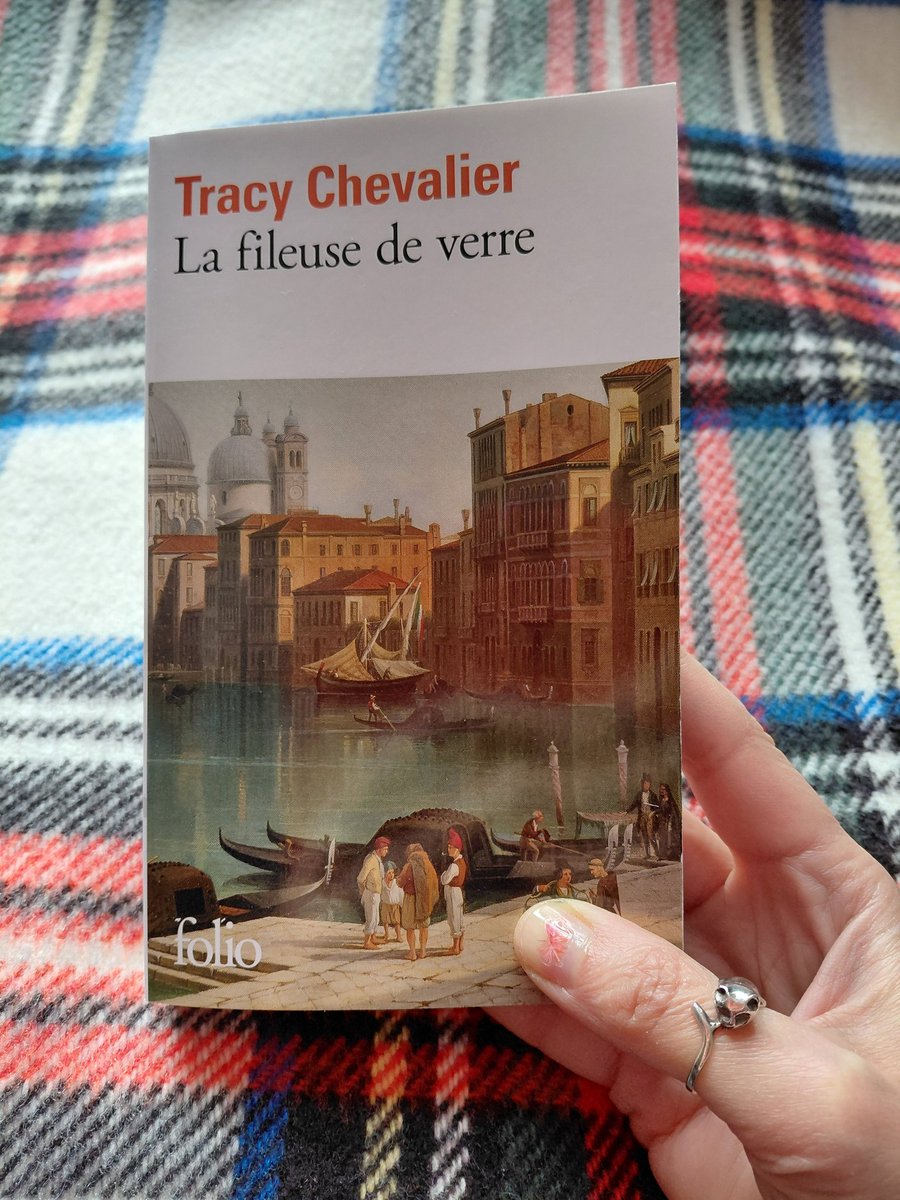 Nuitori1775's tweet image. Je débute la lecture du roman La fileuse de verre de Tracy Chevalier pour ma #VendrediLecture .

L&apos;histoire se déroule à Murano, dans l&apos;univers des souffleurs de verre. Je reconnais que j&apos;aime bien les descriptions des petits ateliers, leurs ambiances et leurs couleurs.

1/2