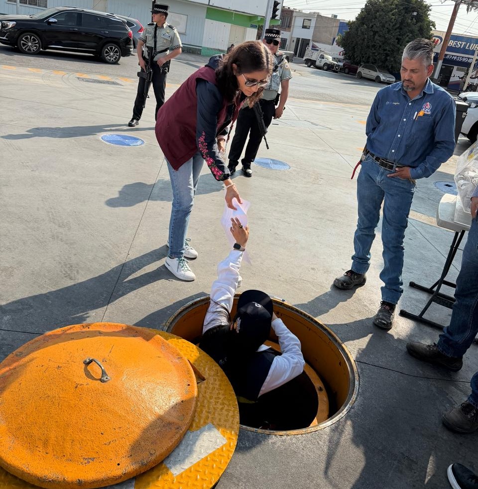 coahuilense_el's tweet photo. 😲| El concesionario, de la marca Mi Gasolina ⛽, cerró sus puertas al enterarse del operativo extraordinario de verificación de la Profeco y ASEA e realizado en Torreón. ¿A qué le teme?
Lee la nota completa aquí 👇
🔗https://t.co/cYoSGKjnFk https://t.co/BsO98bKD6n