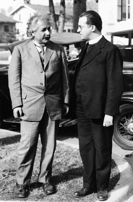 PhysInHistory's tweet image. Albert Einstein and Fr. Georges Lemaître, father of the Big Bang Theory.

Lemaître met Einstein for the first time in 1927, during the Fifth Solvay Congress of Physics in Brussels, where they discussed Lemaître’s paper on the expansion of the universe. Einstein initially rejected…