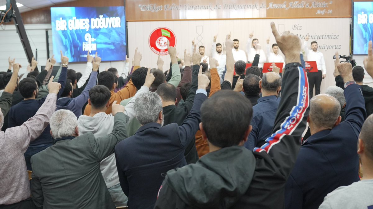 furkanhareketi's tweet photo. Cuma Klasiği: Tefsir Dersi ✨

Alparslan Kuytul Hocaefendi'nin her cuma gerçekleştirdiği tefsir dersi, ön programın ardından bu hafta yeni başlayan Kadir Suresi dersiyle devam ediyor.

KadirSuresi TefsirDersi
#AlparslanHocaylaTefsirDersi