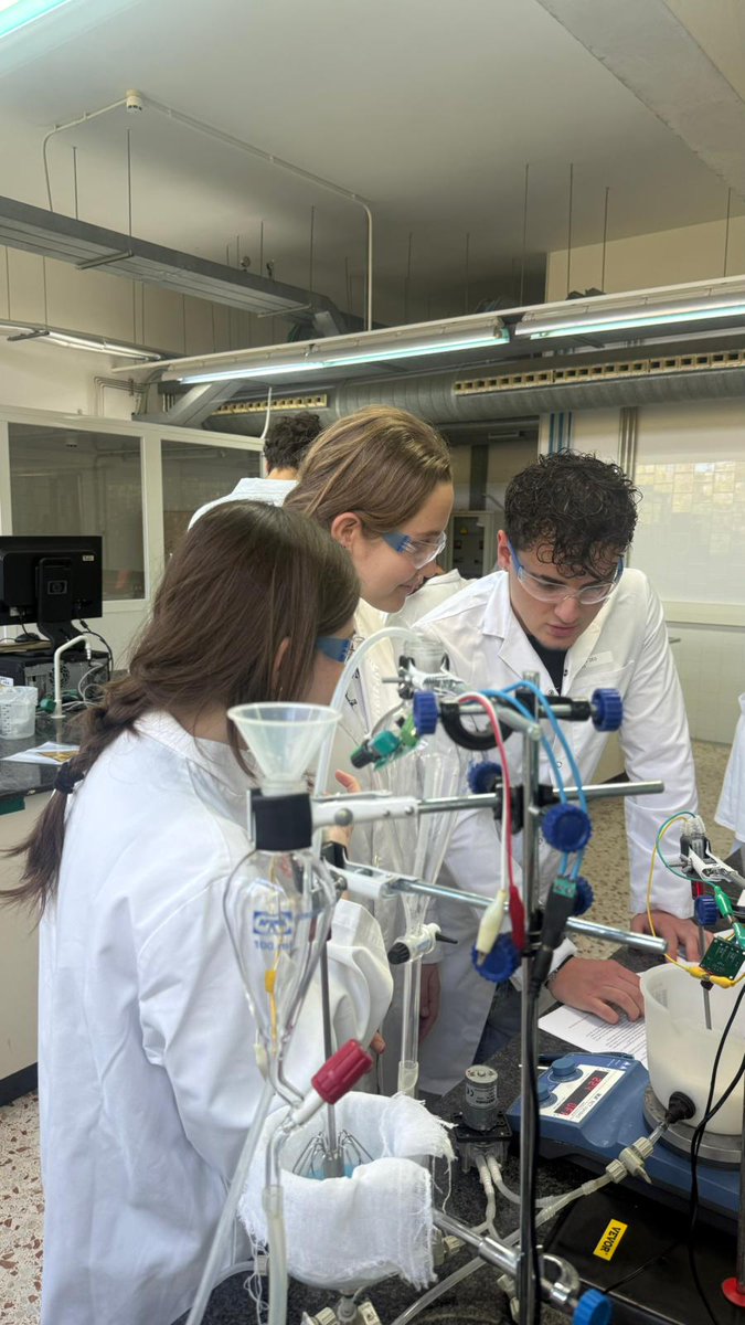 carmelitestgn's tweet image. #ADMTWC #POSTC Alumnes de 2n de batxillerat fent el taller “Producció de formatge en una planta industrial a petita escala” als tallers de l’ETSEQ de la URV @universitatURV @etseURV #aprenemfent #viucarmelites #somifemescola