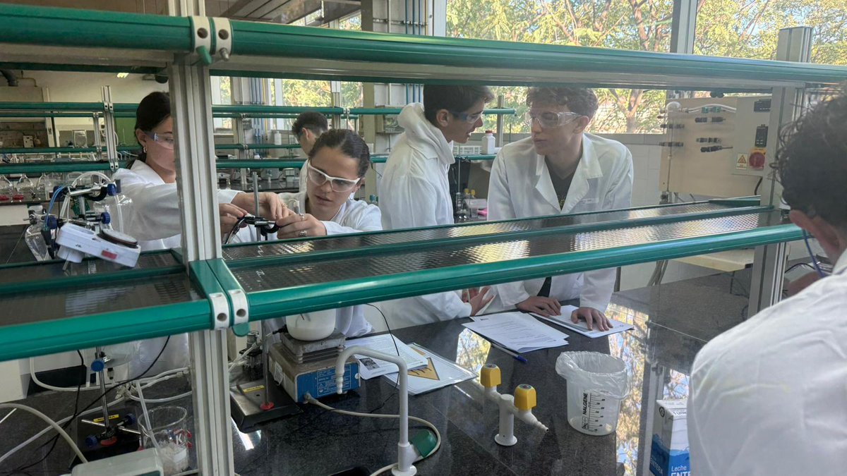 carmelitestgn's tweet image. #ADMTWC #POSTC Alumnes de 2n de batxillerat fent el taller “Producció de formatge en una planta industrial a petita escala” als tallers de l’ETSEQ de la URV @universitatURV @etseURV #aprenemfent #viucarmelites #somifemescola