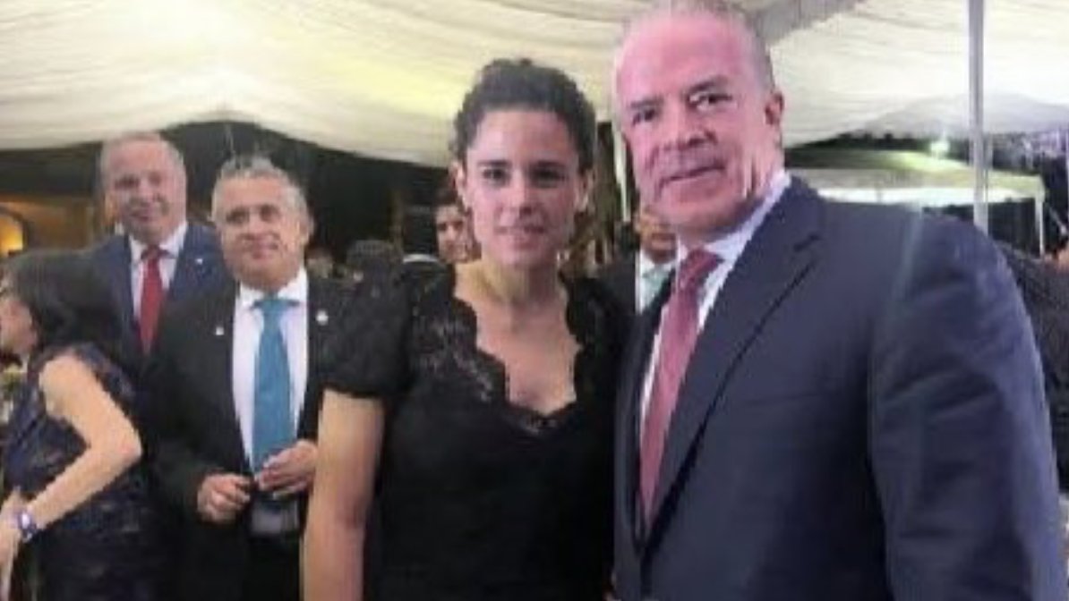 CarlosTorresF_'s tweet image. Oiga @LuisaAlcalde ¿Qué onda con su foto con Raúl Rocha Cantú?

¿Se vio beneficiada con el #huachicolfiscal también?