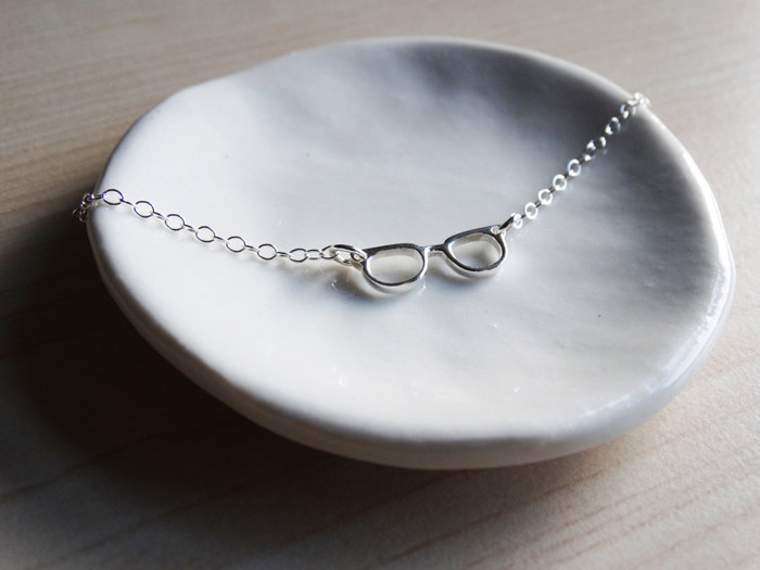 AolSpecial's tweet image. Tired of misplacing your specs! This darling little 18mm sterling silver glasses necklace is your chic solution! A brilliant #GlassesWearerGift that adds a touch of #PracticalStyle to any look. Comes beautifully boxed. #SterlingSilverJewellery aolspecial.com/Tiny-Silver-Gl…