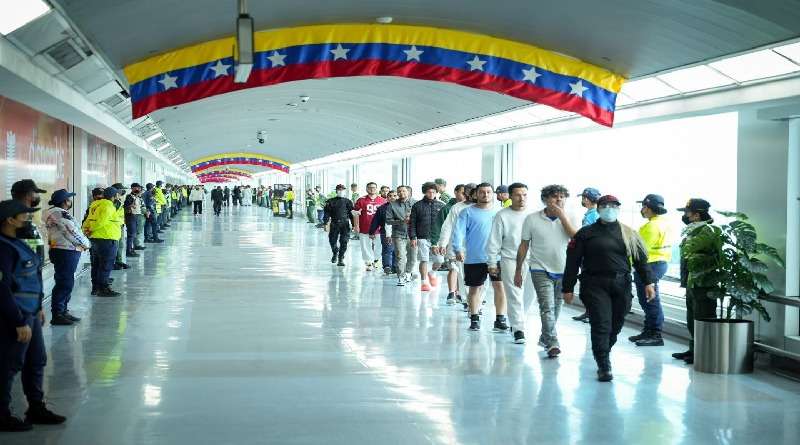 #28Nov || 
¡Bienvenidos a casa!

136 venezolanos regresan a la patria en el vuelo N° 93 de la Gran Misión #VueltaALaPatria
👨104 hombres
👩24 mujeres
👶9 niños

El Gobierno Bolivariano reafirma su compromiso con las familias. 🇻🇪🫂

#AVenezuelaNoLaTocaNadie 
#CHCh