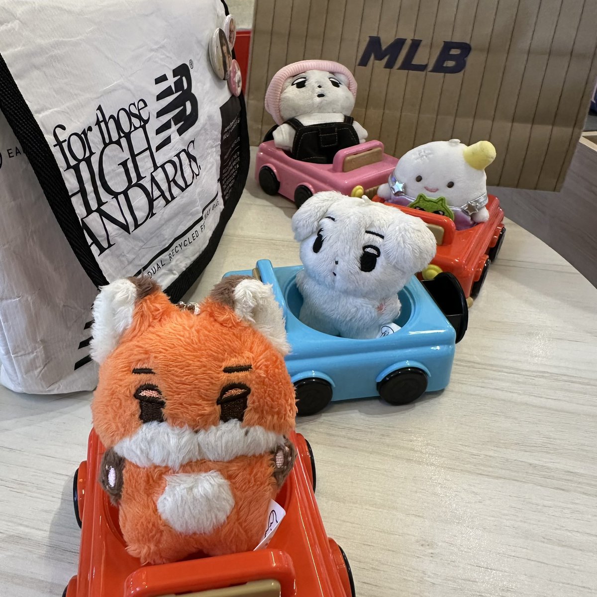 นึกภาพผู้ใหญ่สองคนไปสั่ง แล้วนั่งถ่ายรูปคู่จิกจิก 🤣 ครั้งที่แล้วฉันก็แอบเขินนะแต่มันแบบอยากได้อะ เดะเจอแน่ชุด DIY