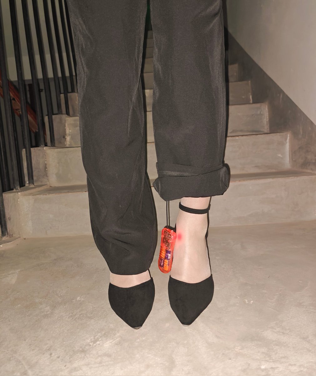 啊，什么从裤子里掉出来了
#跳蛋 #伪娘 #露出