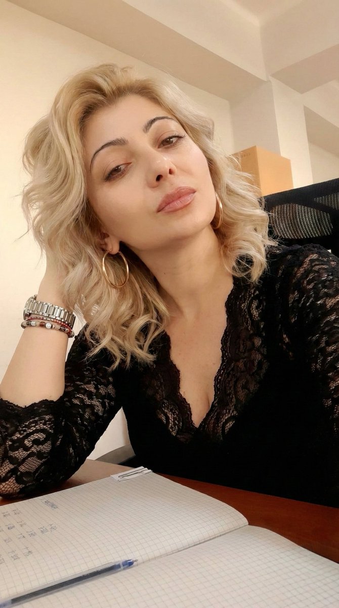 Bizimki de hayat mı bee?
Gecenin bu saati olmuş hala ofisteyim.🙄
Sizin nasıl geceler?