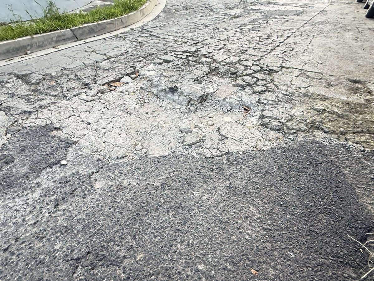 paco_tor's tweet photo. @alcaldia_ss @marioduran Pasaje campos, calle antigua huizucar, años de deterioro y no llegan, ayuda https://t.co/N2tuWjevin