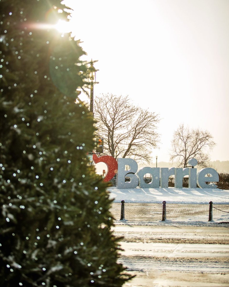 tourismbarrie's tweet image. Barrie is starting to look like a winter wonderland! ❄️ Just the holiday boost we needed! From festive markets to twinkling events and cozy local shops, there’s so much to explore this weekend. ❤️🎄

📷: @NatCaron

#VisitBarrie #Barrie #DiscoverBarrie