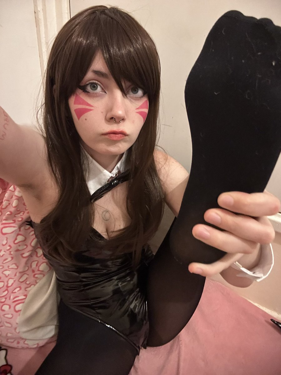 foot friday but like i don’t even care omg stop staringggggg it’s literally only a foot what’s the big deeeaaalll 
#sizetwt #giantess #sizetwitter