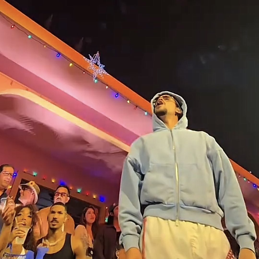 En la experiencia “Bonita Tradición” de la fundación Good Bunny en Plaza, hay un booth para fotos imitando la carátula de DTMF, pero con una estrella de Belén en el medio🌟

La misma que estuvo en la casita cuando se decoró de navidad por un día…