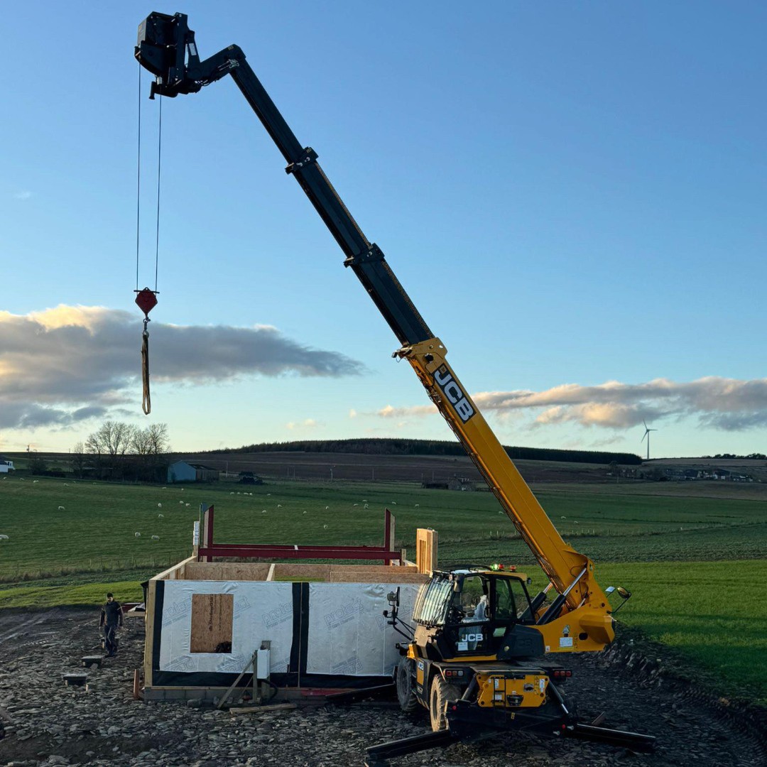 ScotJCB's tweet photo. JHJ Construction’s JCB 558-260R PRO rotating telehandler delivering controlled, reliable handling as structural panels are positioned on their latest new build development💪
#JCB #ScotJCB #Aberdeen #MaterialHandling #RotatingTelehandler https://t.co/8xHzfA8327