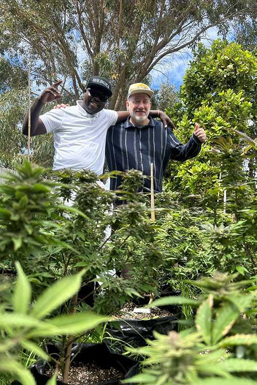 CannabisUrlaub's tweet image. Australien trifft Kapstadt 🌍🔥
Jason erlebt mit unserem Guide Kuda einen Tag voller Wein, Cannabis &amp;amp; echter Vibes – genau das, wofür Cannabisurlaub steht.
Pure Energie. Pure Verbindung. Pure Freiheit.
➡️ Mehr Erlebnisse: cannabisurlaub.com/reisen/news/42…
#cannabisurlaub #kapstadt