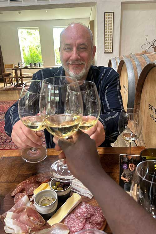 CannabisUrlaub's tweet image. Australien trifft Kapstadt 🌍🔥
Jason erlebt mit unserem Guide Kuda einen Tag voller Wein, Cannabis &amp;amp; echter Vibes – genau das, wofür Cannabisurlaub steht.
Pure Energie. Pure Verbindung. Pure Freiheit.
➡️ Mehr Erlebnisse: cannabisurlaub.com/reisen/news/42…
#cannabisurlaub #kapstadt