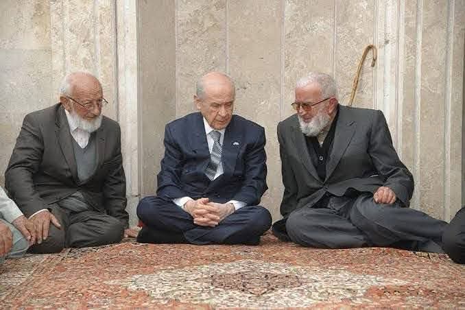 Ülkücü Hareket’in her döneminde fedakarca duruş sergileyen, yaşamının her anında örnek bir insan olmanın ölçüsünü yansıtan, Allah dostu ve sevdalısı Tosya Alperenlerinden Hacı Ali Yılmazbilen, Rahmet-i Rahman’a kavuşmuştur. 

Cenazesi 29 Kasım 2025 Cumartesi günü  öğle namazına