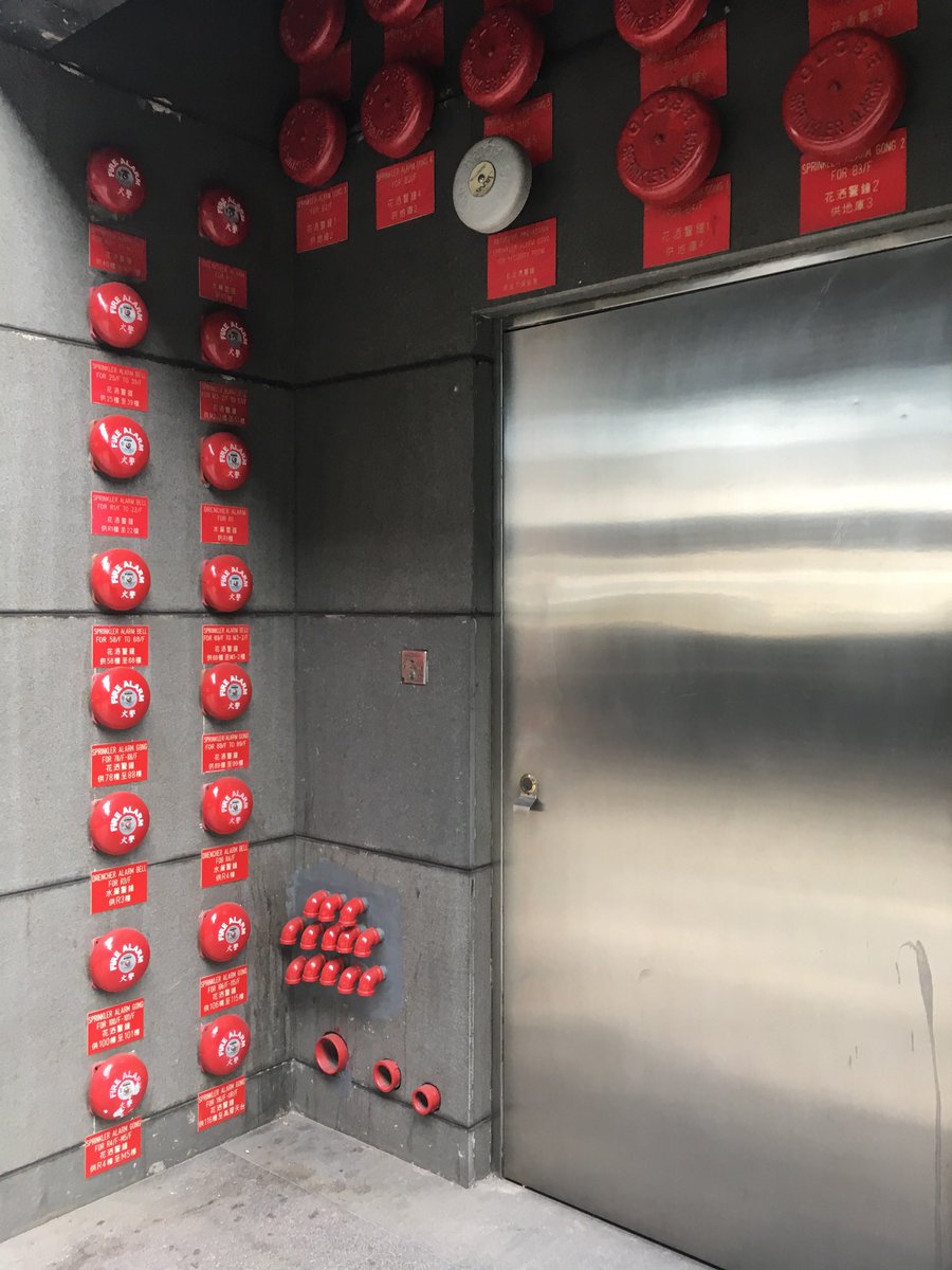 微妙な高層ビルばっかりだけど大丈夫なんかねコレ…と思いながら何となく撮っていたある日の香港…