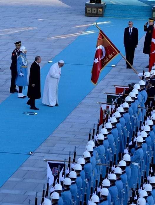 Papa'yı Türk Bayrağı ve askerinin önünde baş eğdiren gücün Adı Recep Tayyip Erdoğan 🇹🇷

Dünya Lideri Erdoğan