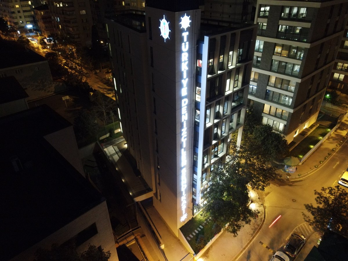 Sendikamızın yeni genel merkez binası, 28 Kasım 2025 (bugün) günü düzenlenen törenle açıldı.
Törene Konfederasyonumuz Genel Başkanı Ergün Atalay, konfederasyon yöneticileri, TÜRK-İŞ’e bağlı sendikaların başkan ve yöneticileri, paydaşlarımız ve üyelerimiz katıldı. 
Katılım