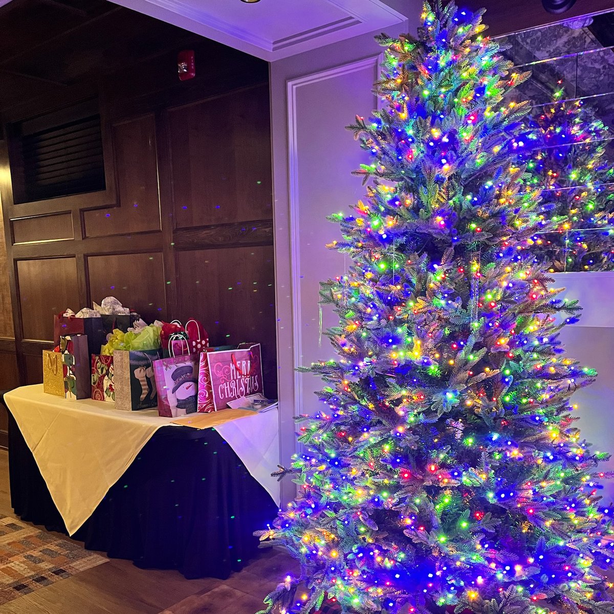 CTTCatering's tweet image. The Event House is feeling festive as we head into December 🎄Interested in hosting your own event? Send us a message to learn more! 
.
.
.
.

#coppertopcatering #catering #holidaycatering #christmasparty #holidayparty #cnycatering
