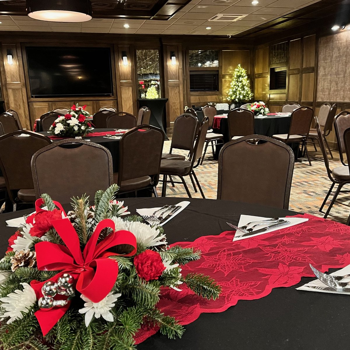 CTTCatering's tweet image. The Event House is feeling festive as we head into December 🎄Interested in hosting your own event? Send us a message to learn more! 
.
.
.
.

#coppertopcatering #catering #holidaycatering #christmasparty #holidayparty #cnycatering