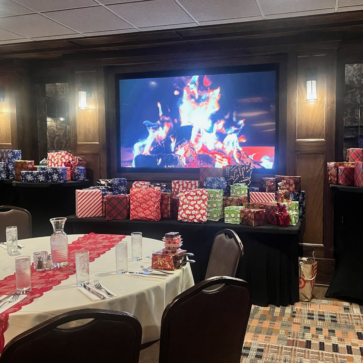 CTTCatering's tweet image. The Event House is feeling festive as we head into December 🎄Interested in hosting your own event? Send us a message to learn more! 
.
.
.
.

#coppertopcatering #catering #holidaycatering #christmasparty #holidayparty #cnycatering