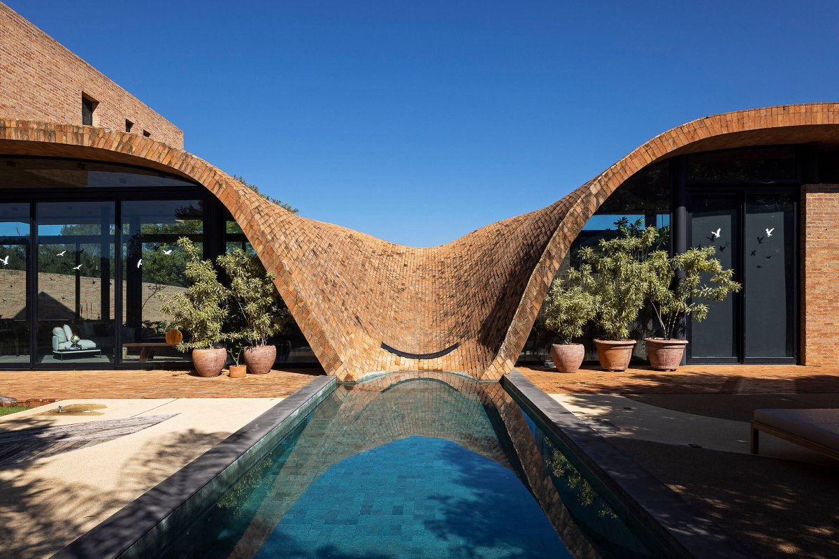 Archello's tweet image. Mareines Arquitetura crafts a Passive House that rises from the landscape, shaped by reforested terrain, curved exposed-brick roofing, and passive cooling strategies.
archello.com/project/passiv… 

#MaterialEcology #PassiveDesign #ContemporaryArchitecture