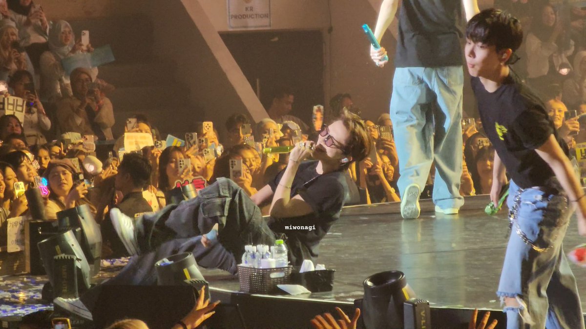 miwonagi's tweet image. i adore this photo in a way i can’t quite explain. he was singing with so much heart he ended up lying down on stage, completely caught up in the moment. it reminds me why i love watching him grow 🚿 __ 🚿