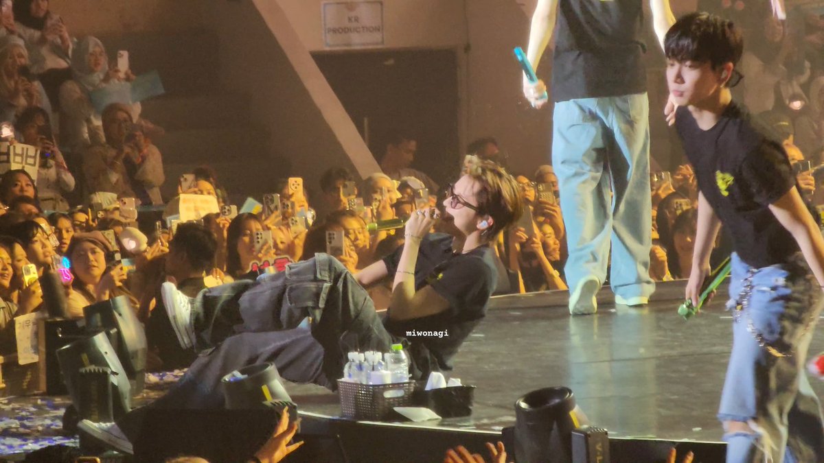 miwonagi's tweet image. i adore this photo in a way i can’t quite explain. he was singing with so much heart he ended up lying down on stage, completely caught up in the moment. it reminds me why i love watching him grow 🚿 __ 🚿