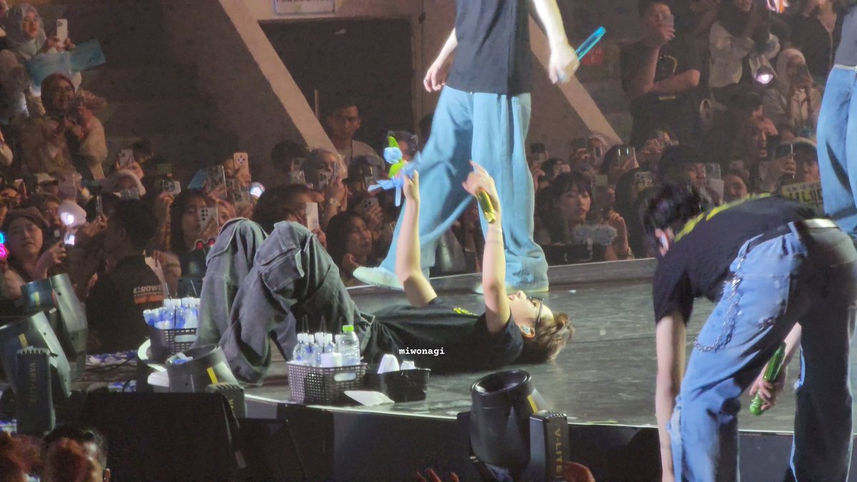 miwonagi's tweet image. i adore this photo in a way i can’t quite explain. he was singing with so much heart he ended up lying down on stage, completely caught up in the moment. it reminds me why i love watching him grow 🚿 __ 🚿