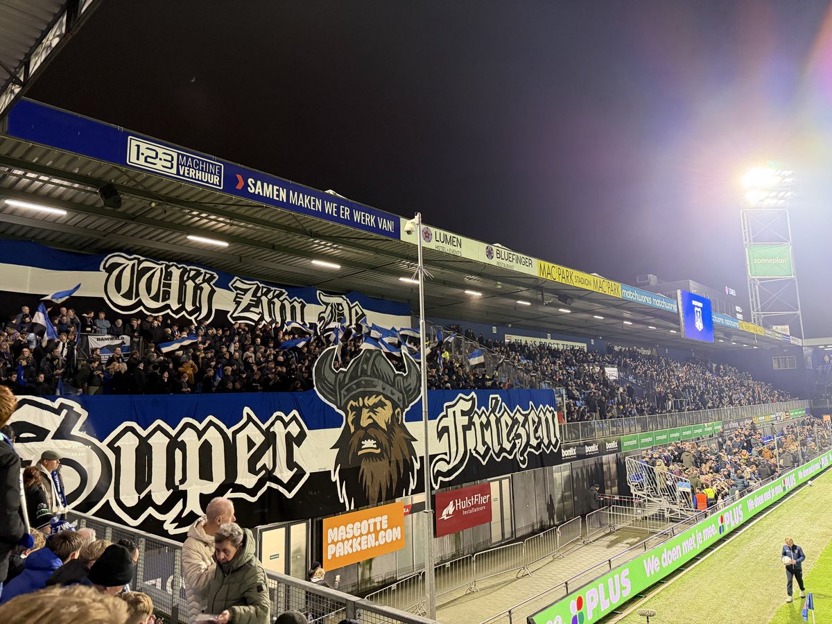 DanMKDons's tweet photo. PEC Zwolle v SC Heerenveen in the Dutch Eredivisie 🇳🇱 https://t.co/c5kGYrdroI