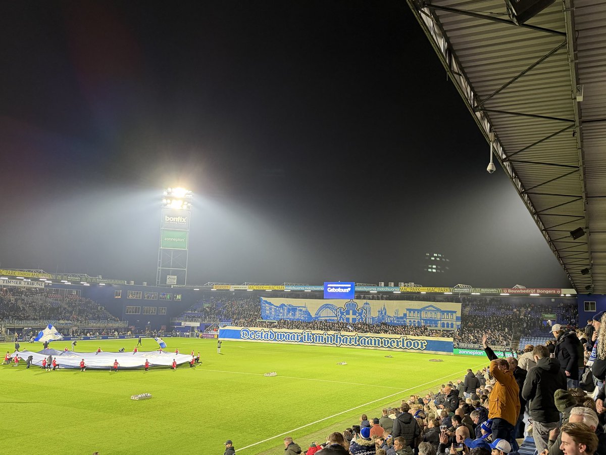 DanMKDons's tweet photo. PEC Zwolle v SC Heerenveen in the Dutch Eredivisie 🇳🇱 https://t.co/c5kGYrdroI