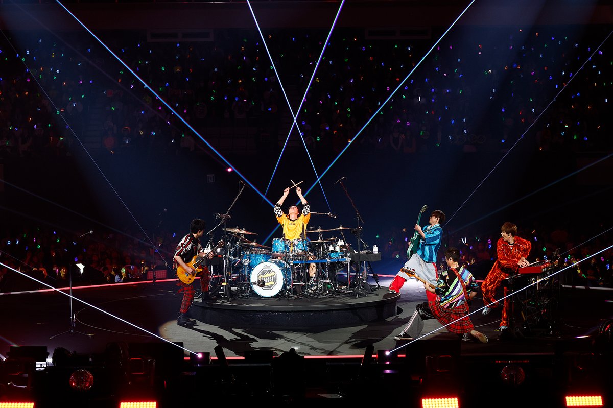 modelpress's tweet photo. SUPER EIGHTの奇才・丸山隆平
“呪いの歌”「U字の水槽」で武道館を掌握⁉

まさかのファン大合唱
メンバーもツッコミ「古参やね～！」

🔻「超八 in 日本武道館」MCレポート
https://t.co/0QLSZvKZKG

「私の友達、シャケです」
人気ギャグの真相も明らかに🐟🧡

#超八in日本武道館 #シャケファン https://t.co/mtymX3U2iE