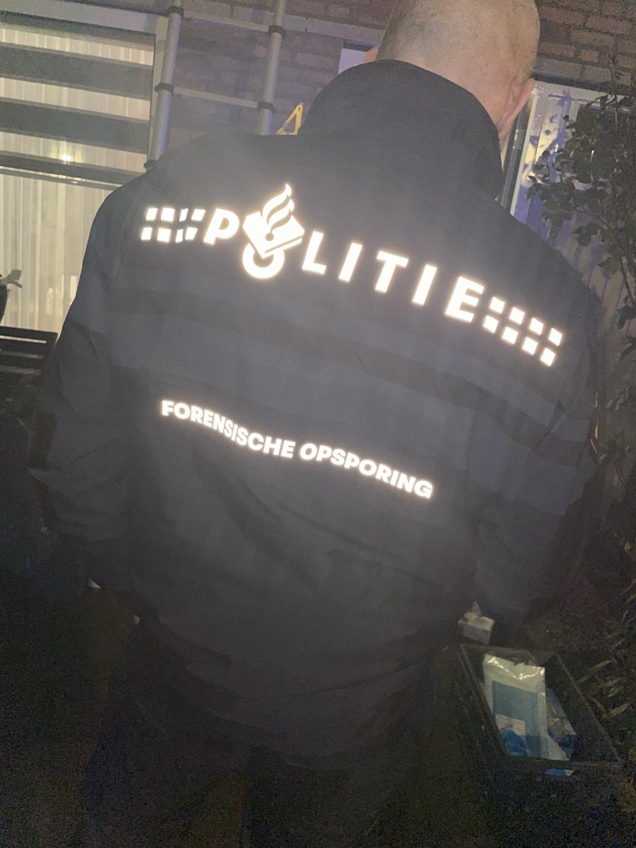 Overleden vrouw gevonden, onderzoek in woning