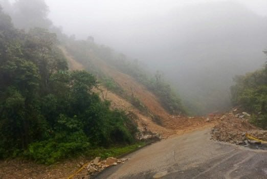 EcEnDirecto's tweet photo. #URGENTE
Un #deslizamiento de tierra obligó al cierre total de la vía #Tena–Baeza en el sector Virgen de #Guacamayos. Las autoridades activaron maquinaria para despejar el material y pidieron a los conductores usar #rutas alternas. Equipos de emergencia permanecen en la zona debido al riesgo de nuevos #desprendimientos.