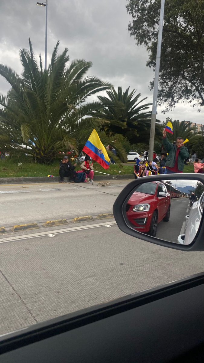 JD_Quinteror's tweet image. Bloquear @TransMilenio jamás será forma de protesta, es castigar a millones que solo intentan llegar a sus destinos. El aeropuerto casi bloqueado. Nada justifica frenarle la vida a toda una ciudad ¡Nuestro proyecto blindará el sistema y solucionara eso!