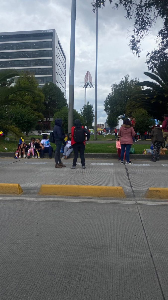 JD_Quinteror's tweet image. Bloquear @TransMilenio jamás será forma de protesta, es castigar a millones que solo intentan llegar a sus destinos. El aeropuerto casi bloqueado. Nada justifica frenarle la vida a toda una ciudad ¡Nuestro proyecto blindará el sistema y solucionara eso!