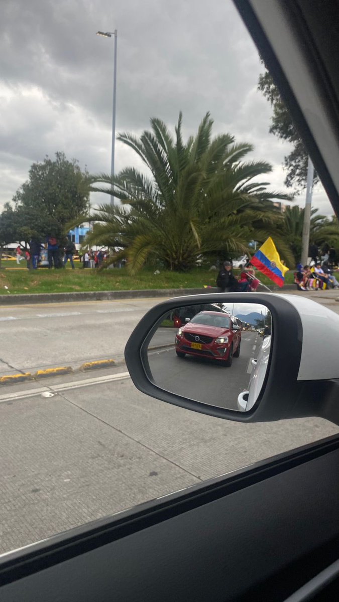 JD_Quinteror's tweet image. Bloquear @TransMilenio jamás será forma de protesta, es castigar a millones que solo intentan llegar a sus destinos. El aeropuerto casi bloqueado. Nada justifica frenarle la vida a toda una ciudad ¡Nuestro proyecto blindará el sistema y solucionara eso!