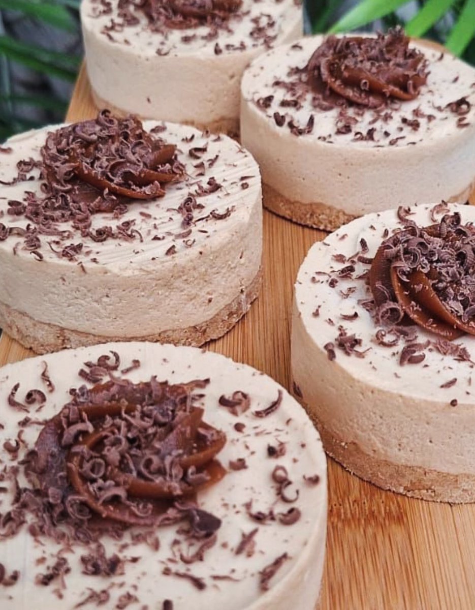 Silnari's tweet image. Receta Rápida para estos Mini Cheesecake de Dulce de Leche!!

1 paquete de galletitas María+1 pote de dulce de leche+ 1 pote de queso crema o crema de leche @TregarOk +gelatina sin sabor.

Querés hacerlos y no tenés molde? Dale RT a esta receta y participas por el sorteo de una…