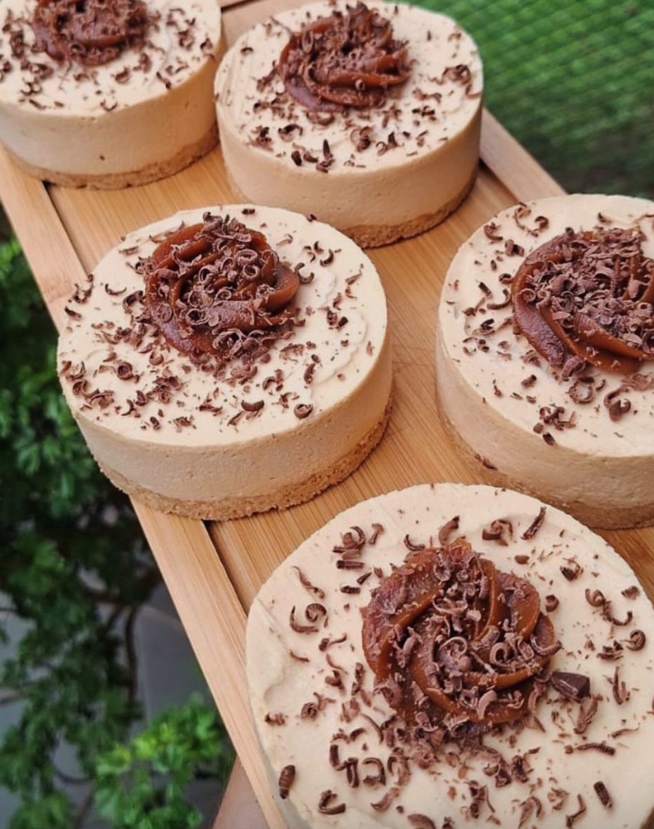 Silnari's tweet image. Receta Rápida para estos Mini Cheesecake de Dulce de Leche!!

1 paquete de galletitas María+1 pote de dulce de leche+ 1 pote de queso crema o crema de leche @TregarOk +gelatina sin sabor.

Querés hacerlos y no tenés molde? Dale RT a esta receta y participas por el sorteo de una…