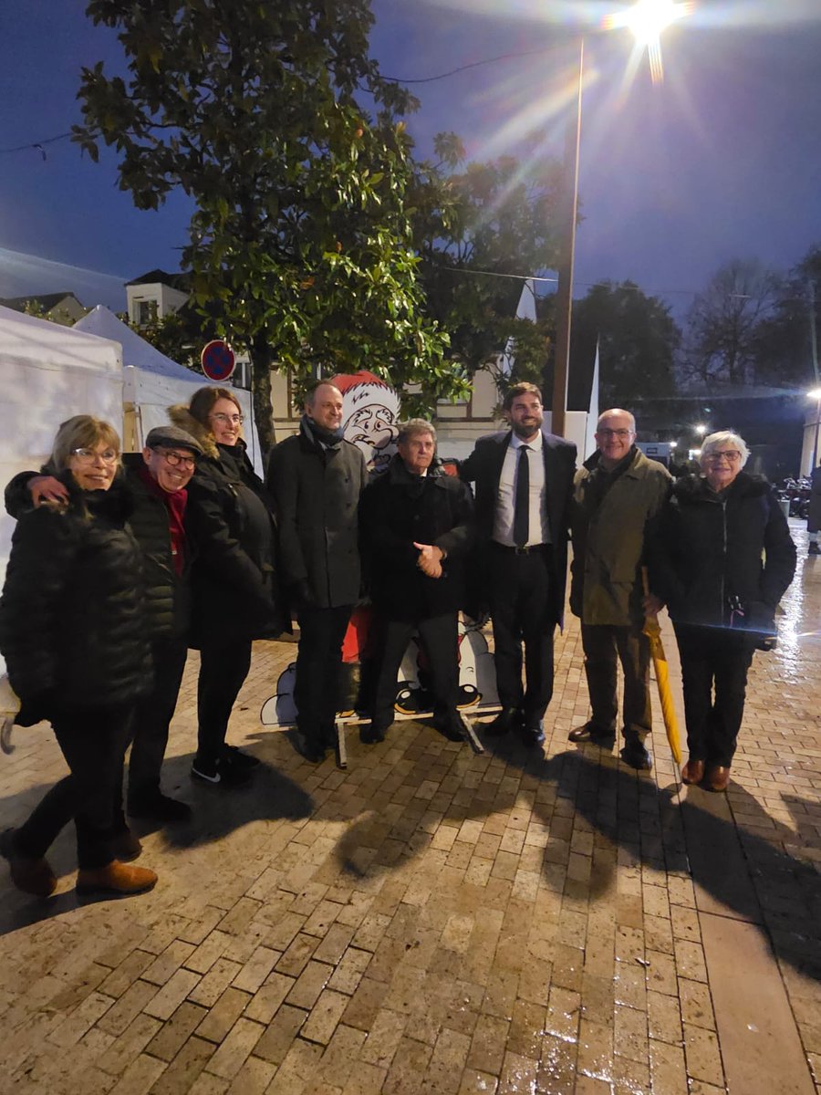 Lancement des festivités de Noël à #Rungis en présence du Ministre <a href="/VincentJeanbrun/">Vincent Jeanbrun</a> et du Député <a href="/NTryzna_94/">Nicolas Tryzna</a> autour du Maire Bruno Marcillaud