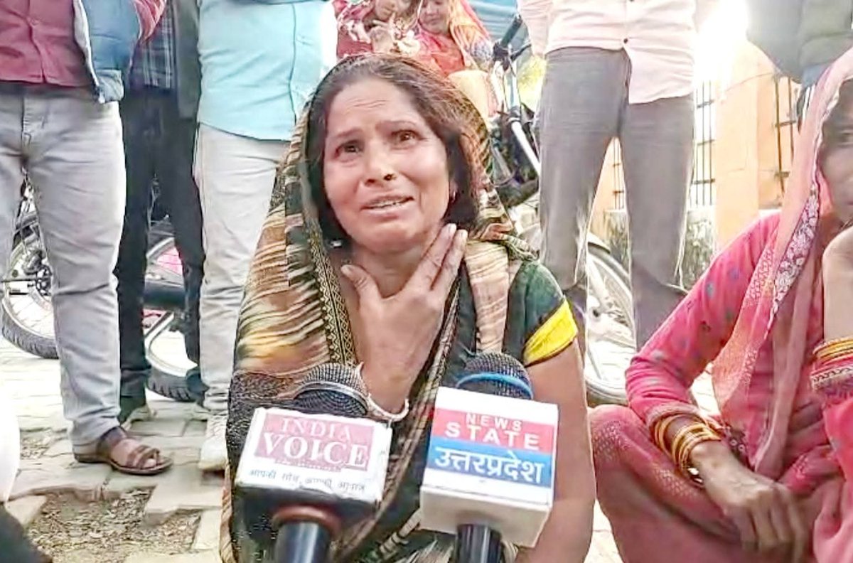 मैनपुरी - दिनदहाड़े किशोर की गर्दन काटकर निर्मम हत्या 
खेत पर जानवर चराने गया था 16 वर्षीय किशोर 
सूचना मिलते ही मौके पर पहुंची थाना पुलिस 
गाँव के ही 3 नामजदो पर घटना को अंजाम देना का आरोप
पुलिस ने शव को कब्जे में लेकर पोस्टमार्टम को भेजा 
दन्नाहार थाना क्षेत्र के जरामई की घटना