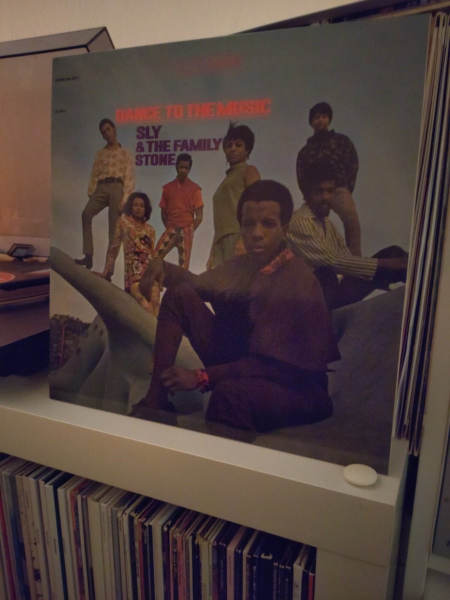 Vinyl des Abends:
SLY AND THE FAMILY STONE/dance to the music 
Bin nicht sicher ob's ihre erste war, jedenfalls eins der frühen Alben.
Zur Woodstock- Zeit.
Sie waren ihrer Zeit so sehr voraus.
Prince hat sich massiv bei ihnen bedient, das hört man auf seinen Sachen immer wieder.