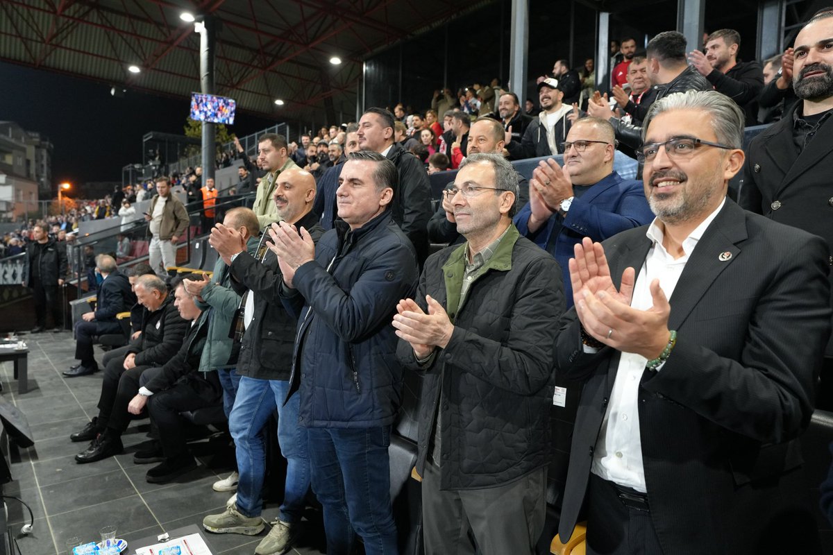 ahmetcinpendik's tweet photo. Lider ATKO Grup Pendiksporumuz, Manisa FK karşısında aldığı 2-0’lık değerli galibiyetle bizleri bir kez daha gururlandırdı.

Sahadaki özverili mücadelesi için futbolcularımıza, teknik ekibimize ve desteğini her an hissettiren taraftarımıza teşekkür ediyor, hepsini yürekten tebrik ediyorum. 👏