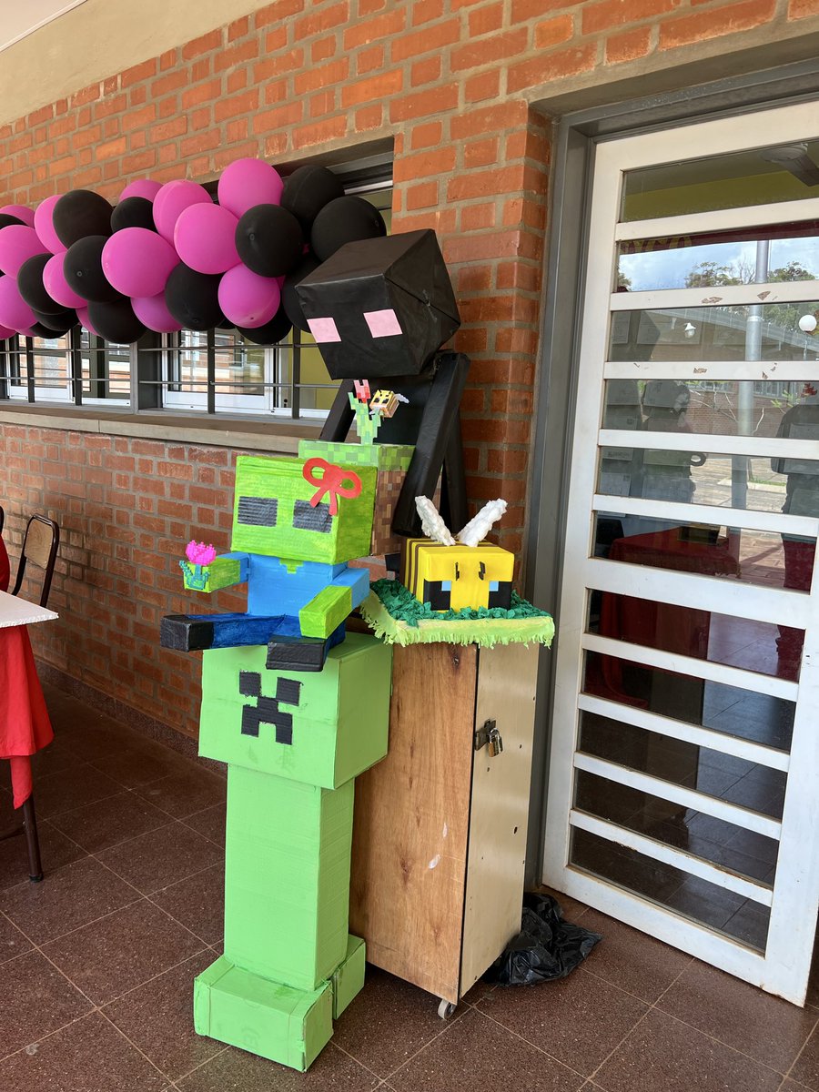 EstebanCabral7's tweet photo. #mutacionesdidacticas
Integrar lo digital transforma la enseñanza. En mi caso, combiné Minecraft con la maquetización en Dibujo Técnico en primer año, uniendo creación virtual y construcción manual para potenciar el aprendizaje. Enseñanza técnica.
@mirkap 
@MoniDT2025 https://t.co/ftNWF8AxLL