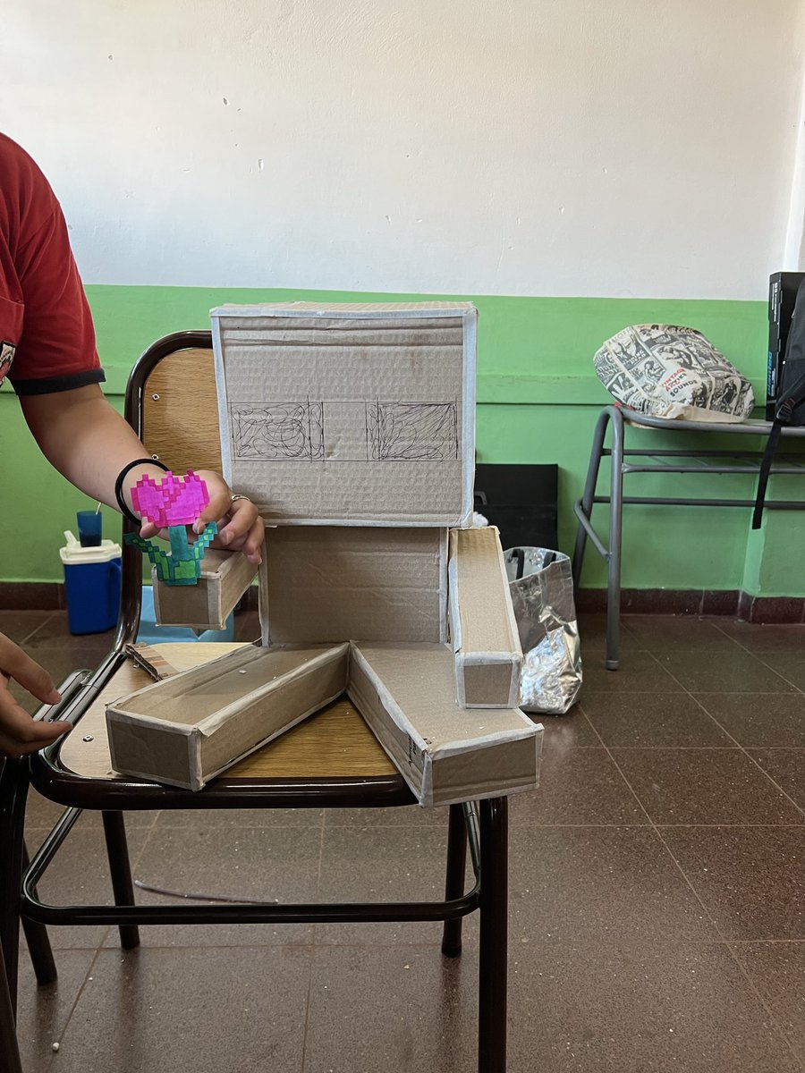 EstebanCabral7's tweet photo. #mutacionesdidacticas
Integrar lo digital transforma la enseñanza. En mi caso, combiné Minecraft con la maquetización en Dibujo Técnico en primer año, uniendo creación virtual y construcción manual para potenciar el aprendizaje. Enseñanza técnica.
@mirkap 
@MoniDT2025 https://t.co/ftNWF8AxLL