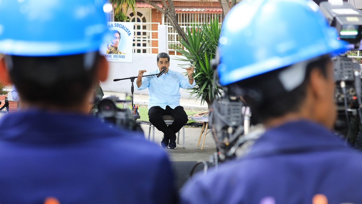 "Desde las bases se discutirá el nuevo Sistema Electoral", El Presidente Nicolás Maduro.
Durante una visita a una comuna en el 23 de Enero, instruyó la creación de un equipo con los mejores líderes territoriales y comunales del país.

#AVenezuelaNoLaTocaNadie
#CHCh