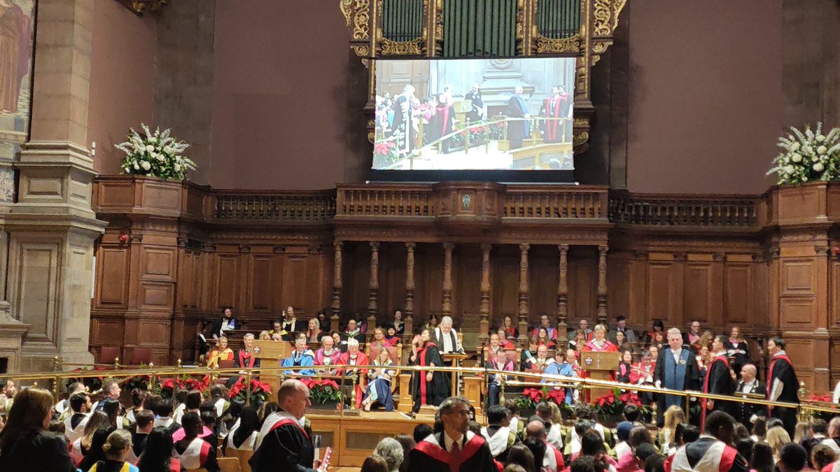 EdinburgEA's tweet photo. Edinburgh Üniversitesinde Kanser Araştırmaları Doktorasını  başarıyla bitirerek bizi gururlandıran bursiyerimizin mezuniyet törenine katılarak mutluluğuna ortak olduk. Öğrencimiz Ezgi KIYGA'yı tebrik eder, başarılarının devamını dileriz . 
🇹🇷🧿👏
@mebyyegm https://t.co/qVnn2VHshB